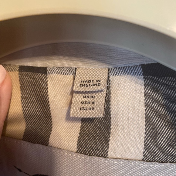 New, never worn. Women's Classic Burberry trench coat - size 8 US - Picture 3 of 12